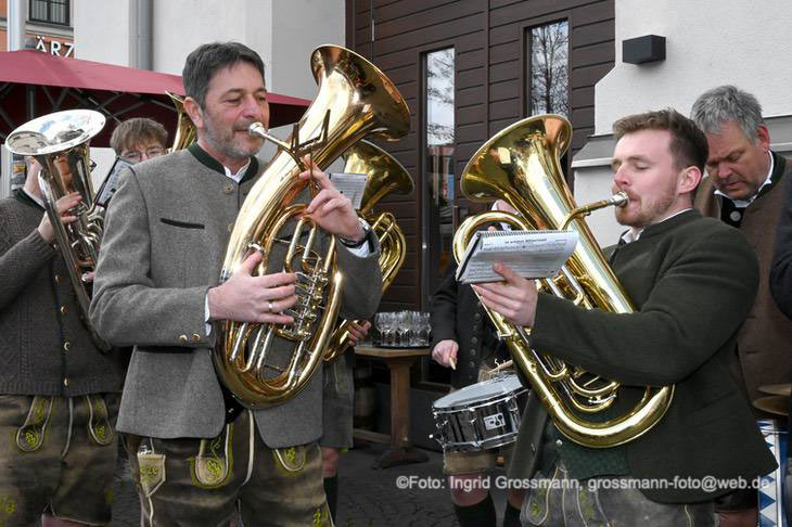 die &bdquo;Hohenwarter Musibuam&ldquo; vor dem Anstich auf dem Viktualienmarkt am 01.04.2026 (&copy;Foto: Ingrid Grossmann) 